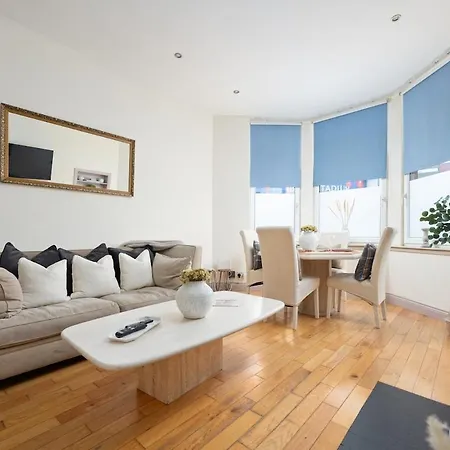 - Large Stylish 2 Bed Flat In Unique Ibrox Location Walking Distance To Subway And Free On-street Parking Апартаменты Глазго