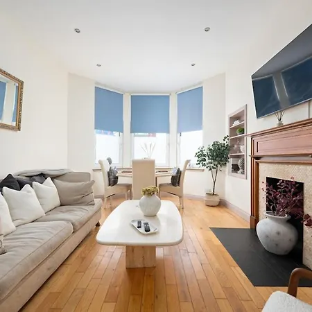- Large Stylish 2 Bed Flat In Unique Ibrox Location Walking Distance To Subway And Free On-street Parking Апартаменты