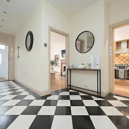 - Large Stylish 2 Bed Flat In Unique Ibrox Location Walking Distance To Subway And Free On-street Parking * Глазго