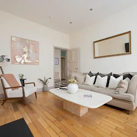 Апартаменты - Large Stylish 2 Bed Flat In Unique Ibrox Location Walking Distance To Subway And Free On-street Parking