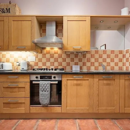 - Large Stylish 2 Bed Flat In Unique Ibrox Location Walking Distance To Subway And Free On-street Parking Апартаменты *