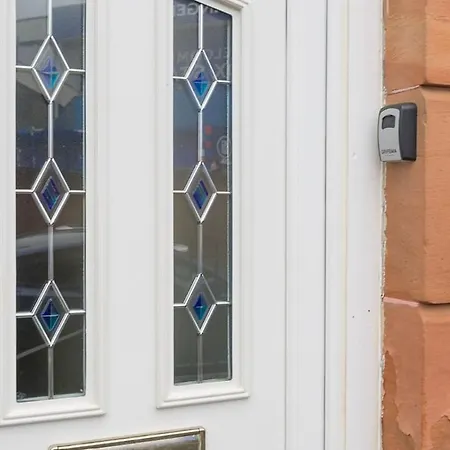 - Large Stylish 2 Bed Flat In Unique Ibrox Location Walking Distance To Subway And Free On-street Parking Глазго