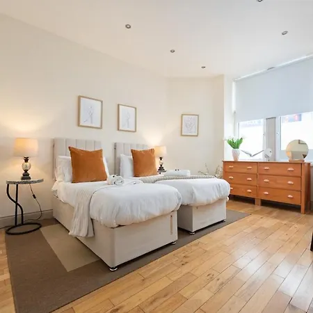 - Large Stylish 2 Bed Flat In Unique Ibrox Location Walking Distance To Subway And Free On-street Parking *