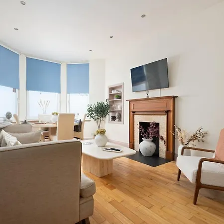 - Large Stylish 2 Bed Flat In Unique Ibrox Location Walking Distance To Subway And Free On-street Parking