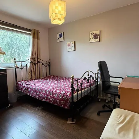 Cosy In A Very Warm Decorated Family House * 글라스고