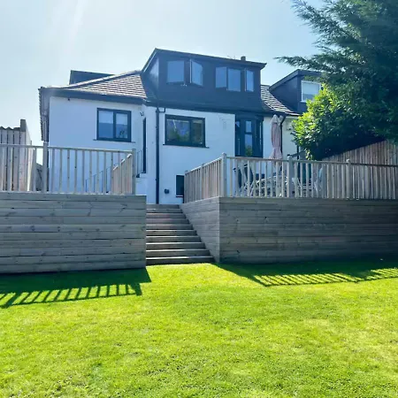 Luxury 3 Bed House In Giffnock. Big Garden Drive - Pass The Keys גלאזגו