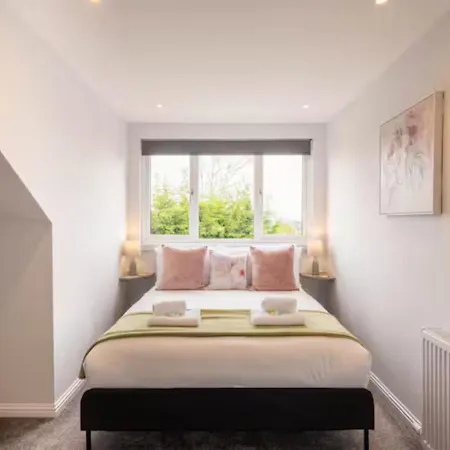 Luxury 3 Bed House In Giffnock. Big Garden Drive - Pass The Keys גלאזגו