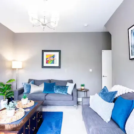 Luxury 3 Bed House In Giffnock. Big Garden Drive - Pass The Keys *