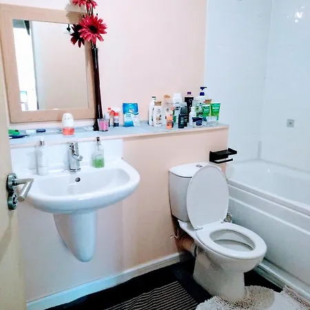 A Spacious Double With Wi-fi & Parking Space Glasgow