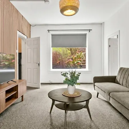 Charming 3 Bdr Near Glasgow-sleeps 8-parking * גלאזגו