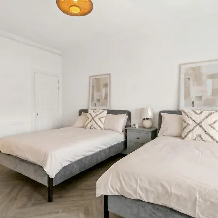 Charming 3 Bdr Near Glasgow-sleeps 8-parking *