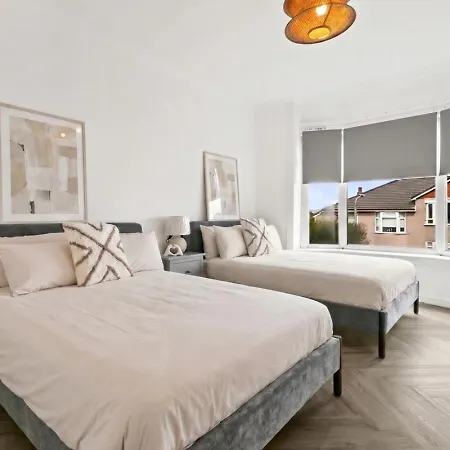 Charming 3 Bdr Near Glasgow-sleeps 8-parking בית נופש גלאזגו
