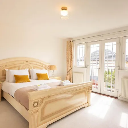 בית נופש Comfortable & Fabulous Family With Garden - Pass The Keys *
