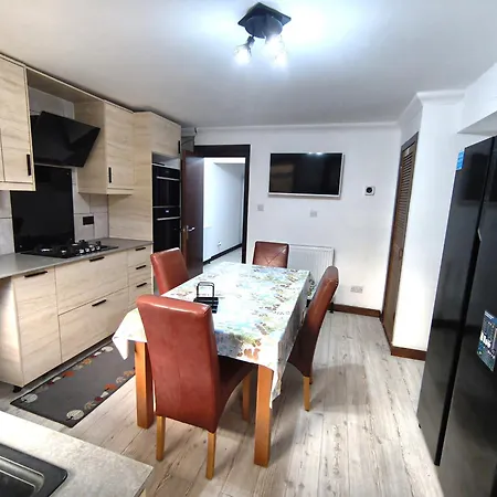 Pi-garden House - 4 Double Bedrooms - Free Optic Fibre Wifi And Parking