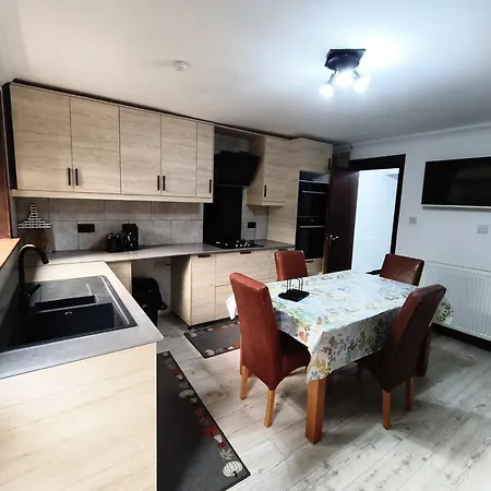 Pi-garden House - 4 Double Bedrooms - Free Optic Fibre Wifi And Parking *