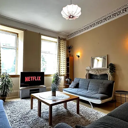 Cosy 5-bed House Free Parking Group Contractor Family Friendly * גלאזגו