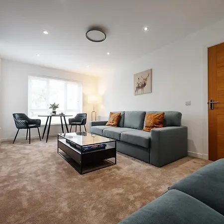 Detached 5 Bedroom In With Driveway גלאזגו