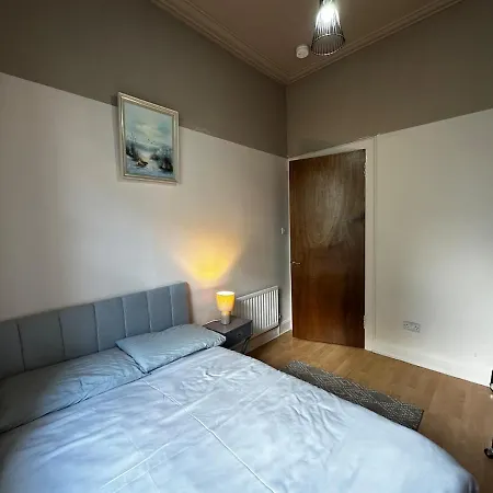 Cosy 5-bed House Free Parking Group Contractor Family Friendly בית נופש *