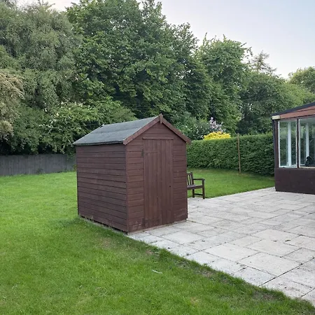 Modern 3 Bedroom House With Big Garden *