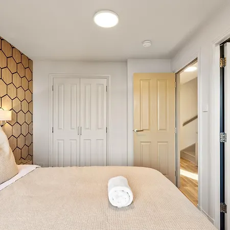 בית נופש Spacious 5br Townhouse With Free Parking