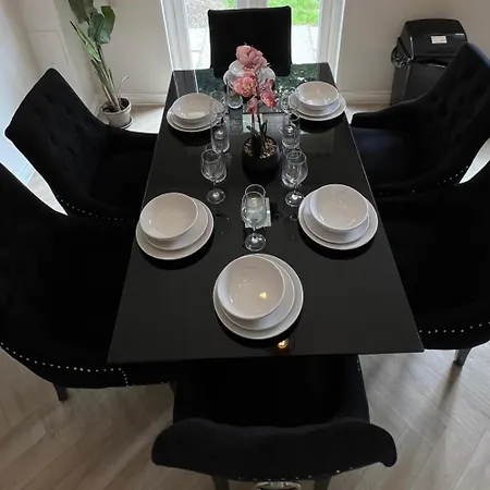 Villa Large 3-bed With Private Garden