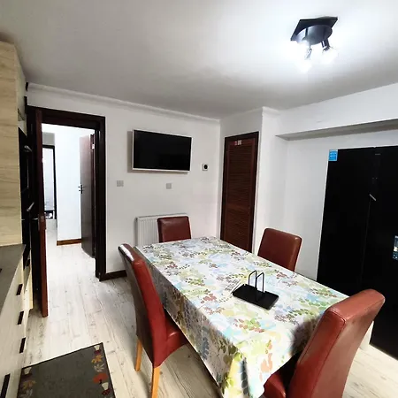 Pi-garden House - 4 Double Bedrooms - Free Optic Fibre Wifi And Parking *