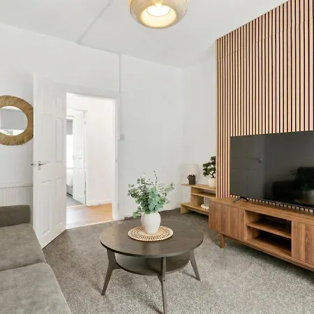 בית נופש Charming 3 Bdr Near Glasgow-sleeps 8-parking גלאזגו