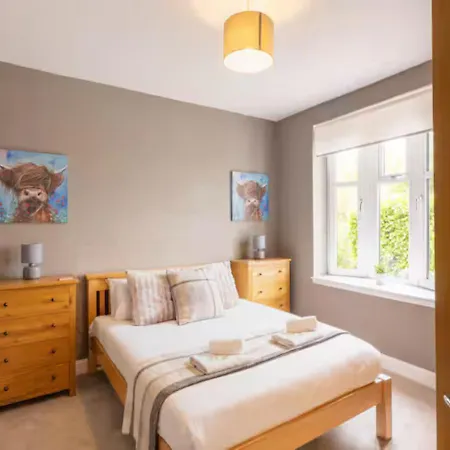 בית נופש Luxury 3 Bed House In Giffnock. Big Garden Drive - Pass The Keys גלאזגו