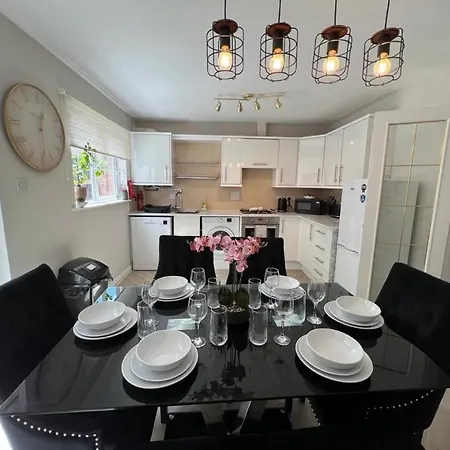 Large 3-bed With Private Garden Villa *