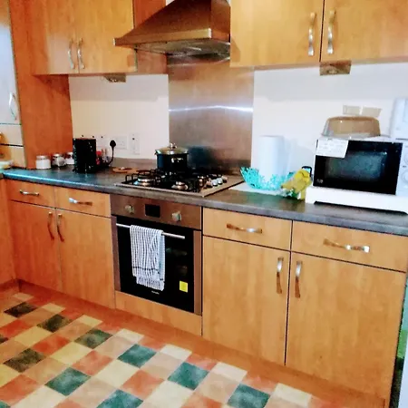 A Spacious Double With Wi-fi & Parking Space Konukevi Glasgow