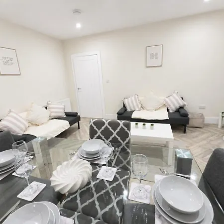בית נופש Cosy 2 Bdr In Glasglow - Sleeps 6 - Parking גלאזגו
