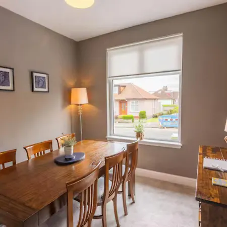 Luxury 3 Bed House In Giffnock. Big Garden Drive - Pass The Keys