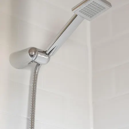 Spacious 5br Townhouse With Free Parking *