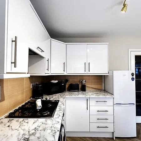 Large 3-bed With Private Garden Glasgow