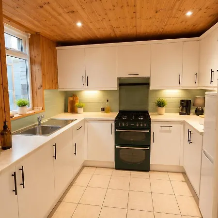 Modern 3 Bedroom House With Big Garden *
