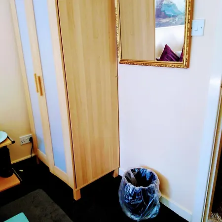 A Spacious Double With Wi-fi & Parking Space Glasgow