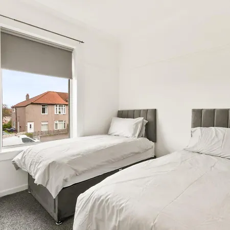 Charming 3 Bdr Near Glasgow-sleeps 8-parking בית נופש גלאזגו