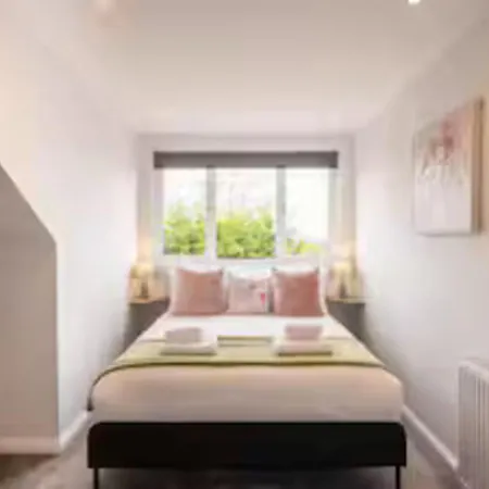 Luxury 3 Bed House In Giffnock. Big Garden Drive - Pass The Keys *