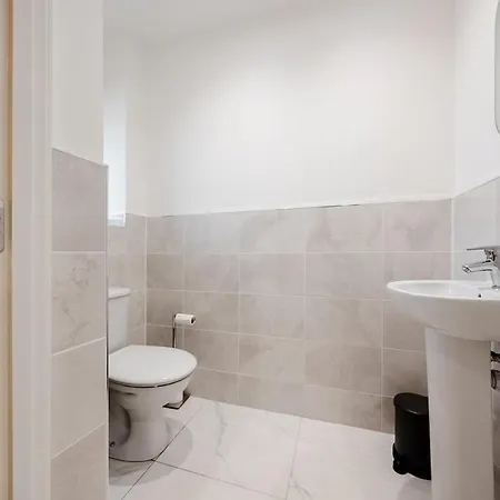 Detached 5 Bedroom In With Driveway * גלאזגו