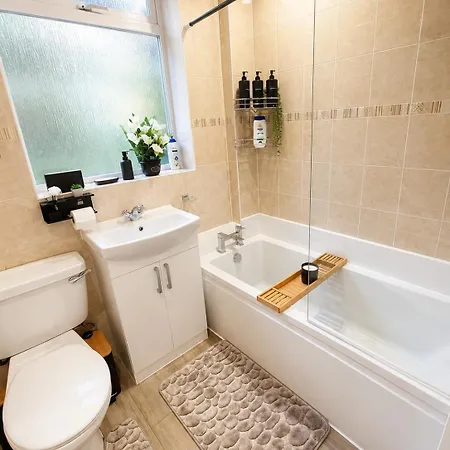 Modern 3 Bedroom House With Big Garden בית נופש *