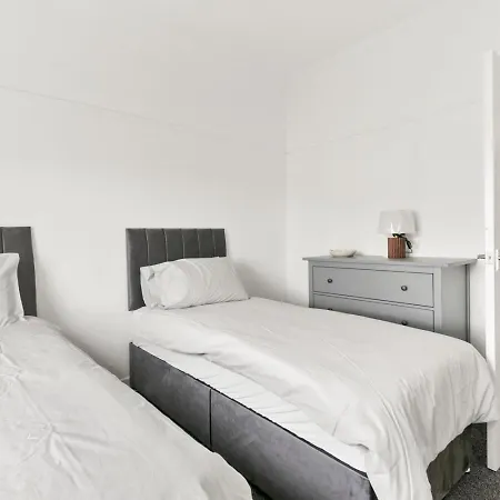 Charming 3 Bdr Near Glasgow-sleeps 8-parking בית נופש