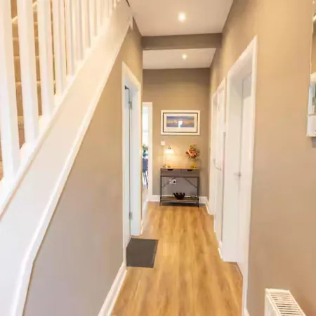בית נופש Luxury 3 Bed House In Giffnock. Big Garden Drive - Pass The Keys גלאזגו