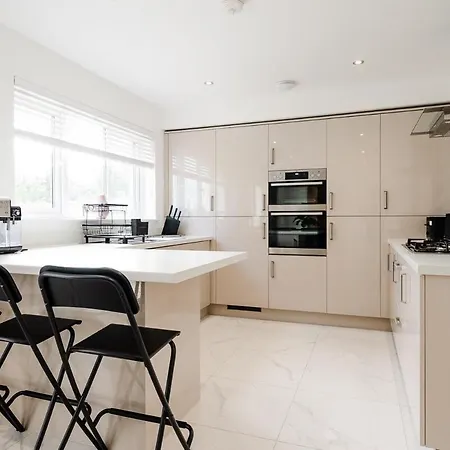 Detached 5 Bedroom In With Driveway בית נופש