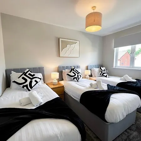 Large 3-bed With Private Garden Villa