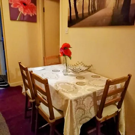 A Spacious Double With Wi-fi & Parking Space Konukevi Glasgow