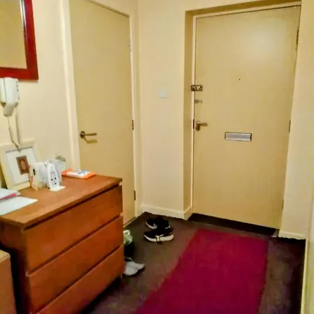 A Spacious Double With Wi-fi & Parking Space Glasgow