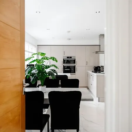 Detached 5 Bedroom In With Driveway * גלאזגו