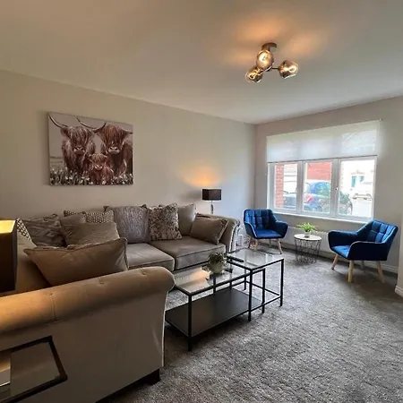 Large 3-bed With Private Garden Villa *