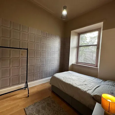 בית נופש Cosy 5-bed House Free Parking Group Contractor Family Friendly גלאזגו