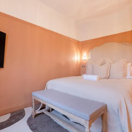 בית נופש Stylish 5br - Garden Pergola - Free Parking *